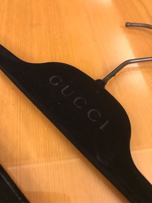 Gucci 黑色 絨布材質 堅硬 衣架 非一般塑膠衣服 可放褲子 39cm