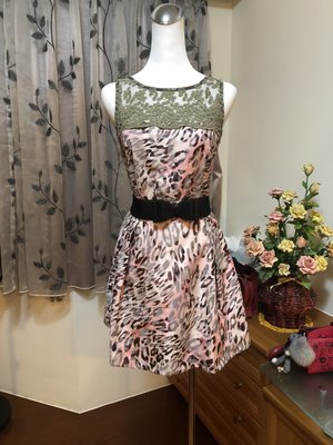 VK九成新時尚甜美款雕花蕾絲粉紅豹紋雪紡洋裝(#36)～直購價390元(MOMA、iROO、Miss O、鴿子可)