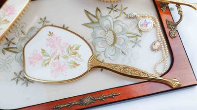 紫丁香歐陸古物雜貨♥英國Nylon古董刺繡花朵立體雕花手拿鏡
