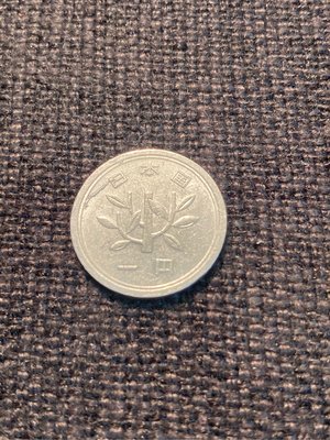 古董錢幣 日本國 昭和三十九年 絕版幣 一円  直徑20 mm  正面有很特別的痕跡