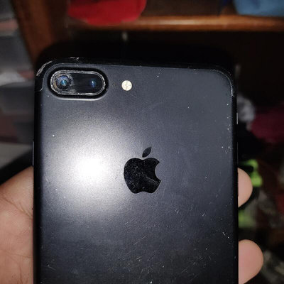 Apple iPhone 7 Plus 128GB二手正常。正面左上小裂。背面一鏡頭無保護玻離。前相機不太清楚