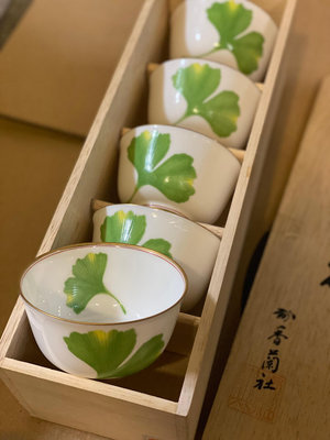 日本香蘭社，稀有銀杏葉茶杯， 全新未使用木盒包裝 .