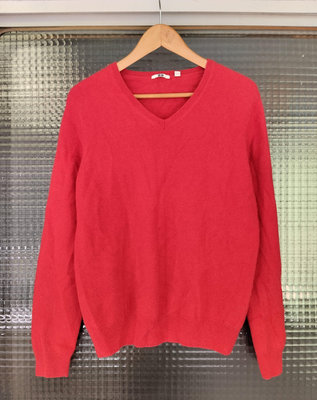 日本品牌Uniqlo暖紅色100% Cashmere 喀什米爾山羊絨柔軟保暖V領長袖羊毛衣-男