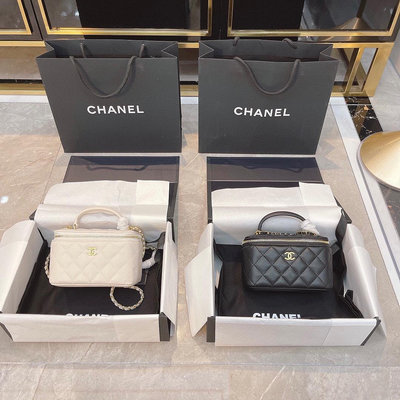 【二手包包】皮 Chanel 這款包包是最受歡迎的 帶手柄長盒子羊皮黑金；內里還有專門的卡槽和口紅槽。小巧但NO63752