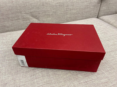 Salvatore Ferragamo鞋盒。紅色鞋盒。紙盒