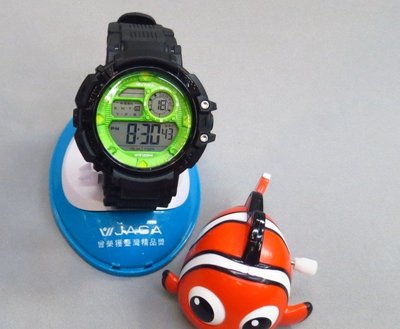 JAGA捷卡 酷炫耀眼多功能電子錶 運動錶 男錶 學生錶 軍錶M1086-AF(黑綠) 防水 夜光 鬧鈴 保固一年