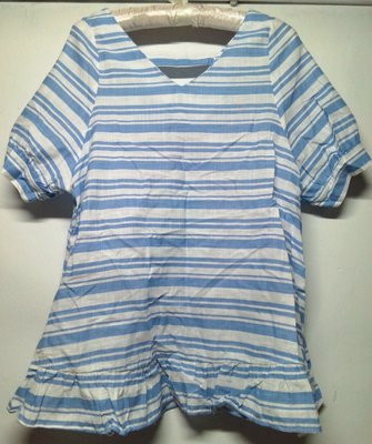 全新【OB嚴選】--清爽藍白配色條紋下擺波浪邊短袖上衣(size：M)~160元。