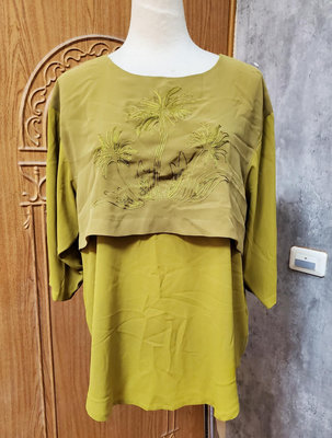 ILEY 伊蕾 黃綠色假兩件式椰子樹刺繡七分造型上衣