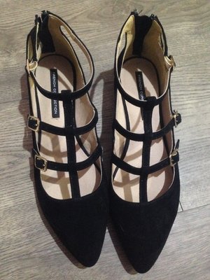 Miolla 英國品牌 French Connection卡其色/黑色雞皮/真皮超柔軟舒適十字帶釦娃娃鞋
