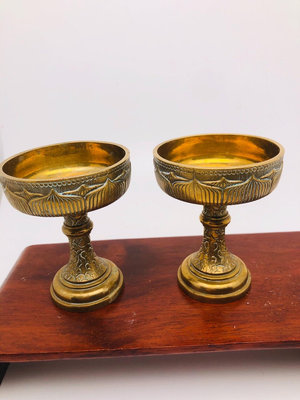 精雕銅供杯兩個。