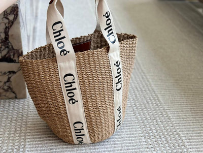 【二手包包】chloe這個新款草編包菜籃子印logo的手提袋和皮肩帶還有草編的組合真的好清爽炒適合海邊，是屬 NO35277