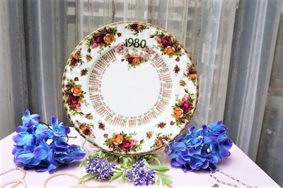 紫丁香歐陸古物雜貨♥英國Royal Albert皇家亞伯特鄉村玫瑰1980年年曆裝飾盤.蛋糕盤一個