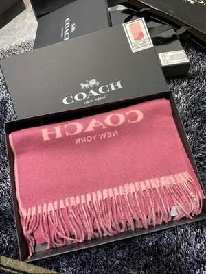 雅格時尚精品代購 COACH 寇馳 F56209 經典簡約品牌字母 雙面羊毛保暖圍巾(183/31粉)美國代購