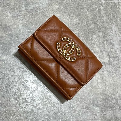 Chanel 19 Mini 三折短夾 棕咖 金釦 《精品女王全新&amp;二手》
