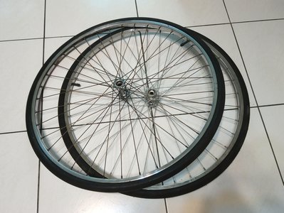 27吋腳踏車鐵框輪胎一對：27吋 腳踏車 鐵框 輪胎 自行車 周邊 零件 運動休閒 輪框 輪圈