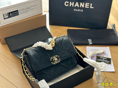 【二手包包】全套包裝Chanel19 bag 自從歐陽娜娜帶貨后全球斷貨很難買到 皮質是羊皮有點像羽絨服包包NO240681