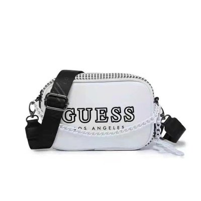 1220:) 美國正品代購 熱銷中 GUESS Crossbody bag 金屬鍊 相機包 斜背包 兩色