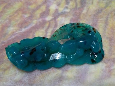 【礦鈺居】~印尼產的藍寶(印尼藍寶)~玻璃地料種~早期石~雙蛙搶珠(諸事如意)雕件~50ct~