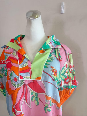 楹。服飾@Lafe’ta拉法達 2023春夏新品-棉質v領滿版印花質感造型上衣 40