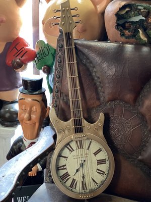 獨特金屬電吉他造型掛鐘 立體樂器香檳金時鐘 音樂教室 【更美歐洲傢飾精品Amazing House】台南