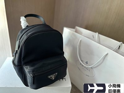 【熱賣精選】 Prada 尼龍雙肩包 後背包 短途旅行包 三角標 size：2024cm明星同款