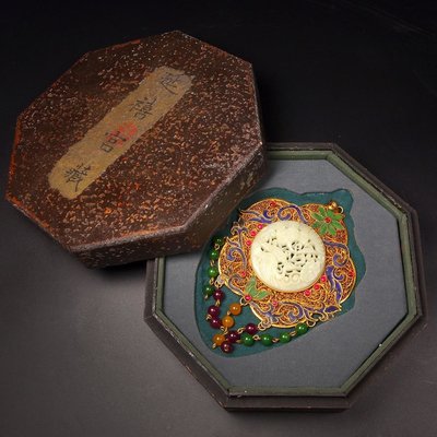 舊藏掐絲鑲嵌和田玉腰部配飾，️:14400 。總重量：710克，盒子重量：595克，高度：7cm，寬度：20cm，貨