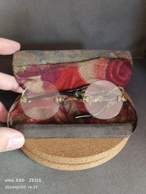 民國老眼鏡。使用痕跡明顯，一眼大開門老貨。老水晶鏡片。有一只