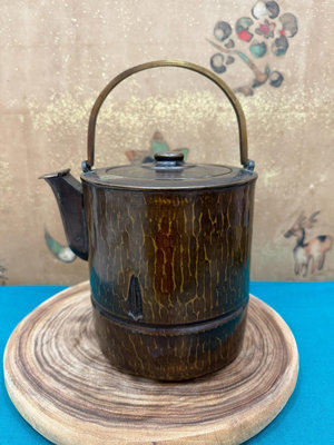 日本全手工老銅壺一個，很大，很老，包漿厚重。雙層，外部全銅，