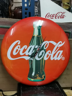 收藏早年由經銷商贈送給店頭的可口可樂的圓形鐵盤鐘一塊!