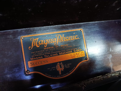 保證真品老古董絕版的唱盤手搖動免插電黑膠演唱機，功能正常可以使用可以演奏上面有附黑膠唱盤，出清便宜賣割愛36800元免運