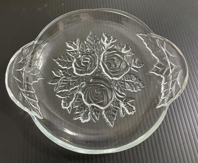 龍廬-自藏二手出清~玻璃製品-早期 KIG Malaysia(馬來西亞)雕花玫瑰花浮雕把手玻璃盤/只有一個/置物盤