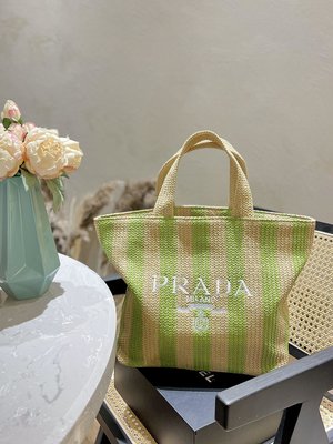 大號Prada絕美 拉菲草編織 菜籃子是背Prada陽光草編包的夏天啦馬上夏至了，來推薦這只r NO42208