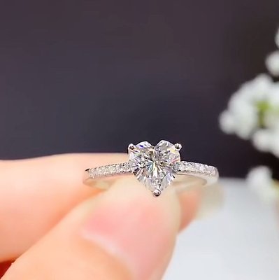 【莫桑鑽戒指】心型莫桑鑽戒指 心型切工 1克拉 D色VV 耀眼折射 美麗的愛心鑽石 浪漫璀璨