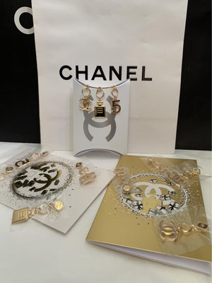 Chanel （23聖誕節限量禮）logo飾品🙋Vip禮（全配：1組3個不同掛飾+卡片+外盒）可搭當耳環、包包鍊⋯