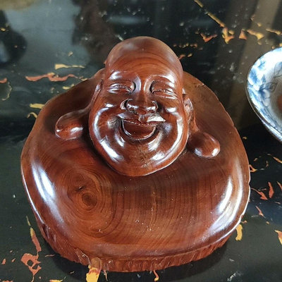 手工雕刻的一個彌勒佛的茶桌擺件。材質是紅豆杉的。