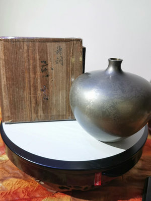 新 一只日本明治時期，純銅鍍銀花瓶，由當時金工名家永壽手作，底部