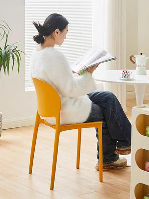 北歐簡約餐椅家用代塑料椅子簡約設計師休閑靠背加厚凳子