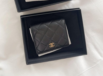 【台灣現貨】Chanel 香奈兒 金色logo粒面牛皮對開短夾(黑色) 皮夾 對折 雙折 錢包 零錢包 卡夾 卡包