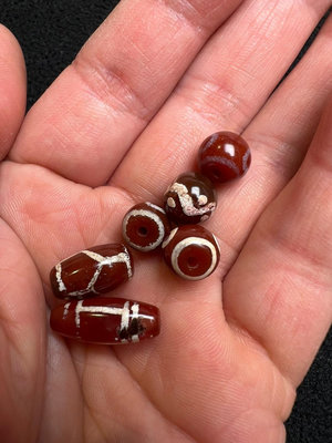 西亞千年紅玉髓鑲蝕珠，顆顆包漿油潤，風化細膩，顆顆品相完美，