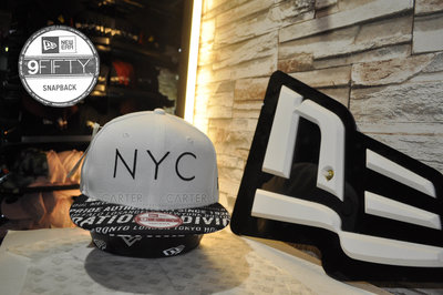 New Era NYC Bold Font 9Fifty Black 紐約市粗體印刷白色棒球後扣帽 S - M