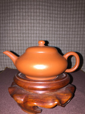 早期紫砂壺---神燈款式壺，泥料:老朱泥，獨孔出水，空壺容量約100CC，小品朱泥款