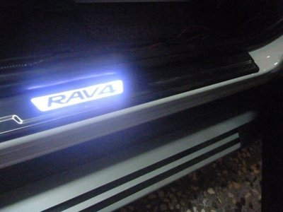 (柚子車舖) 2013-2018 RAV4 4代/4.5代 帶塑料類冷光 LED 迎賓踏板 -可到府安裝 正廠樣式 b