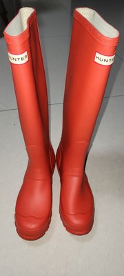 英國百年名店Hunter女用長筒雨靴，完整如新! 紅色，黑色各一雙!