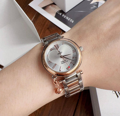 Vivienne Westwood Orb 星球小吊墜 銀白色錶盤 玫瑰金色配銀色不鏽鋼錶帶 石英 女士手錶VV006RSSL