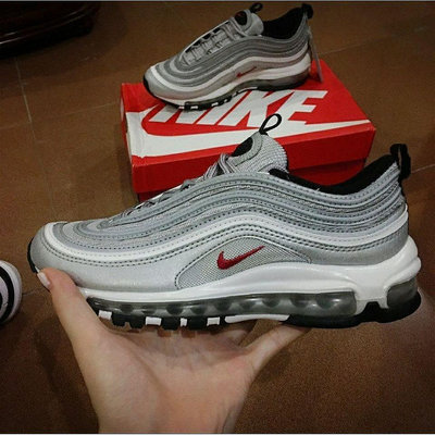 NIKE AIR MAX 97 OG QS 銀彈 銀色 反光 經典 紅勾884421-001慢跑鞋【ADIDAS x NIKE】