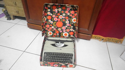 【阿維】早期~義大利製打字機.....