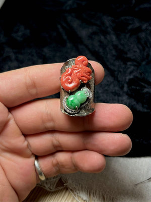 早期收藏老料陽綠翡翠玉雕藝術葫蘆鑲嵌momo紅珊瑚如意貔貅瑞獸雙拼設計款戒指