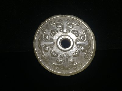【采芝齋】早期收藏  和闐糖玉  饕餮汝釘紋飾 玉璧 [玉牌專場] 特價優惠