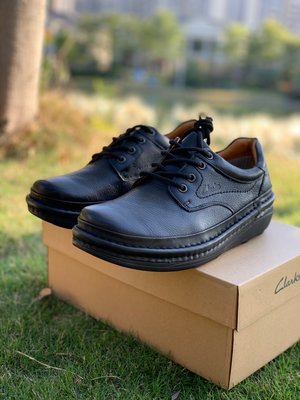 Clarks克拉克休閒皮鞋 輕量化設計寬腳版經典款皮鞋 黑色 39-44