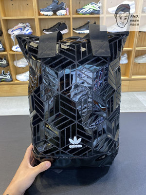 【Runner潮鞋鋪】ADIDAS 防潑 後背包 手提包 兩用 亮面 幾何圖形 黑色 FL9675